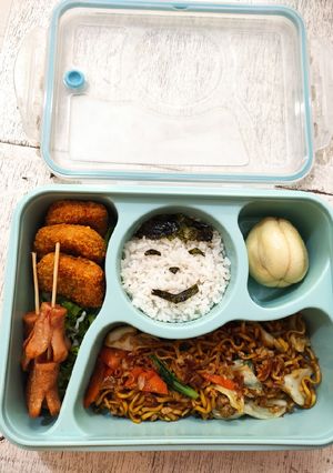 Foto resep Bekal Maksi Anak (Nasi Karakter, Mie Goreng Jawa, Sate Sosis, Nugget)