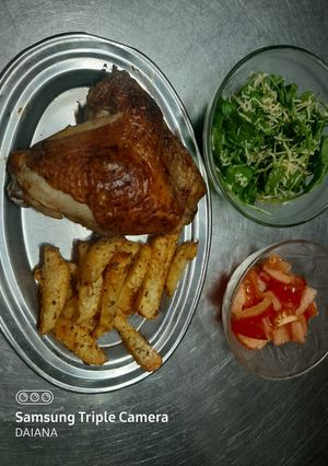 Una foto de Pollo al horno con papas bravas