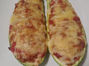 Una foto de calabacines rellenos de beicon