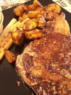 Una foto de Black Angus con Patatas Gajo y Espárragos Blancos a la Plancha con Mayonesa de Soja
