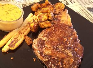 Una foto de Black Angus con Patatas Gajo y Espárragos Blancos a la Plancha con Mayonesa de Soja