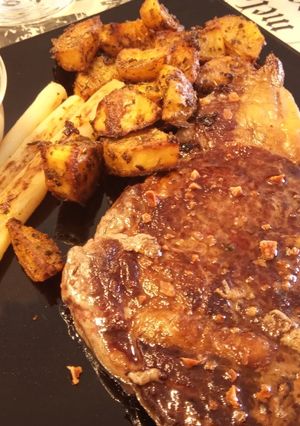 Una foto de Black Angus con Patatas Gajo y Espárragos Blancos a la Plancha con Mayonesa de Soja