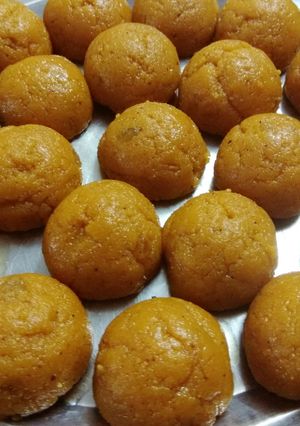 ટ્રેડિશનલ  લાડુ રેસીપી મુખ્ય ફોટો