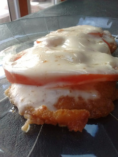 Una foto de Milanesa napolitana de pollo a la sartén