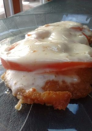 Una foto de Milanesa napolitana de pollo a la sartén