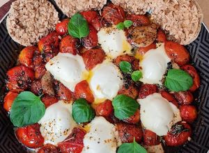 Una foto de Tomates cherry confitados (sin azúcar) con hierbas mediterráneas y Bocconcini