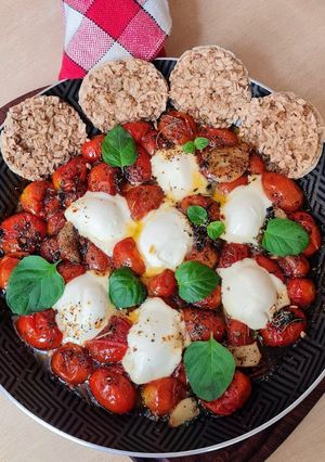 Una foto de Tomates cherry confitados (sin azúcar) con hierbas mediterráneas y Bocconcini