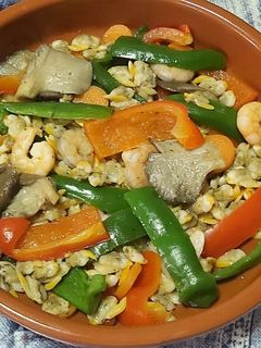 Una foto de Ensalada templada mar y tierra con lékué