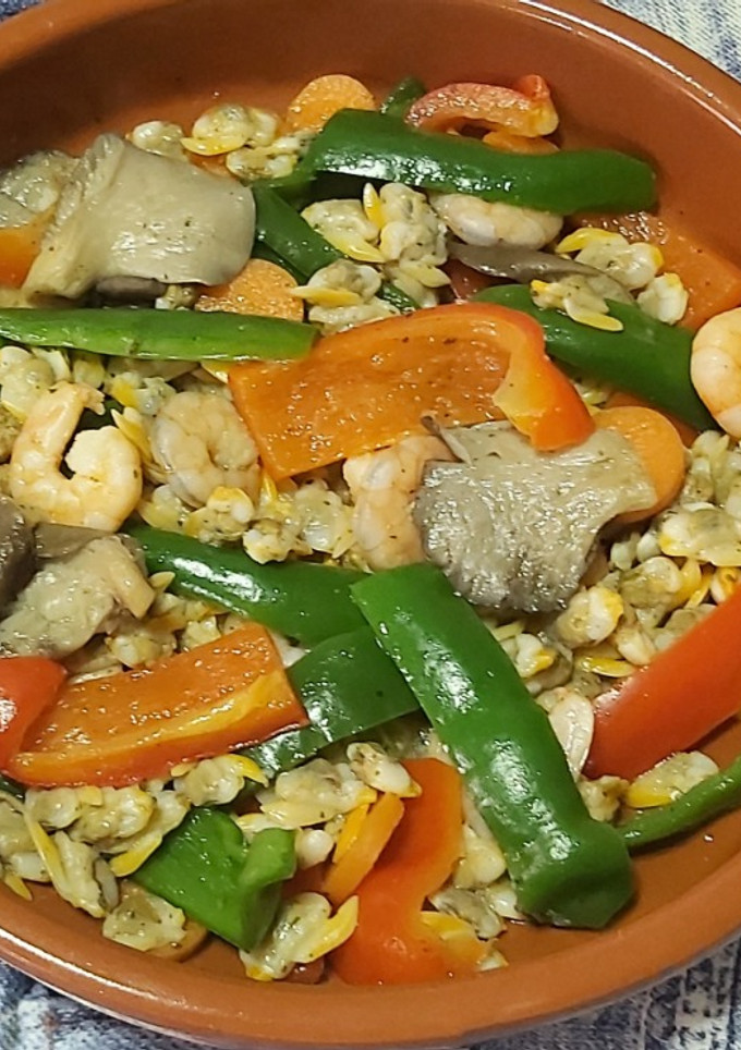 Una foto de Ensalada templada mar y tierra con lékué