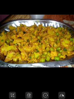 गोभी आलू मटर की सब्जी (gobi aloo matar ki sabzi recipe in Hindi) रेसिपी मुख्य फोटो