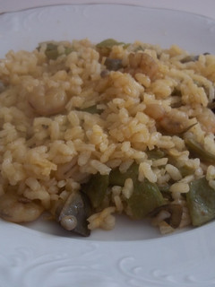 Una foto de Arroz seco con caldo de pescado, gamba pelada, judías y alcachofas
