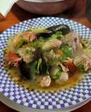 Mariscal caliente con papas fritas