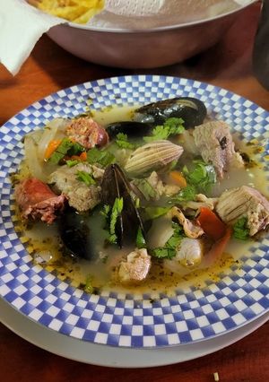 Una foto de Mariscal caliente con papas fritas