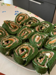 Una foto de Rollitos de espinacas y salmón ahumado saludables