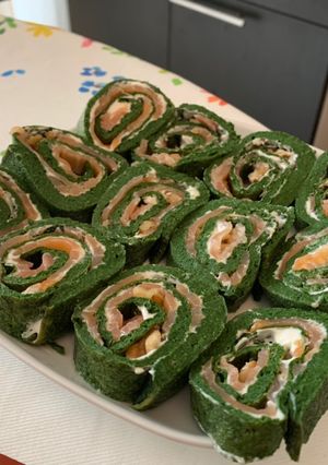 Una foto de Rollitos de espinacas y salmón ahumado saludables