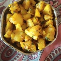 A picture of Sukhe aloo.