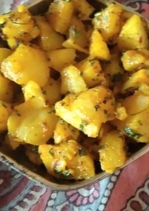 A picture of Sukhe aloo.