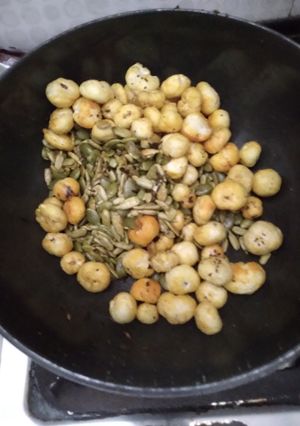 A picture of Pumpkin seeds snack.