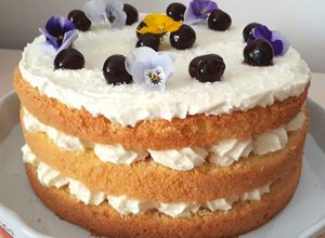 Foto di NAKED CAKE al cocco con cioccolato bianco e amarene