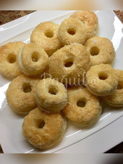 Una foto de Donuts de hojaldre con almíbar de miel 🍯