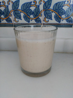 Una foto de Batido de proteínas casero de plátano y nueces