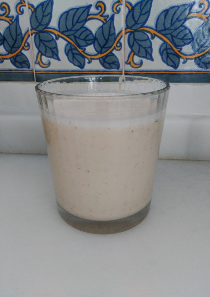 Una foto de Batido de proteínas casero de plátano y nueces