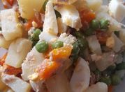 Uma foto de salada com atum