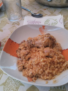 Una foto de Arroz meloso de pollo al ajillo