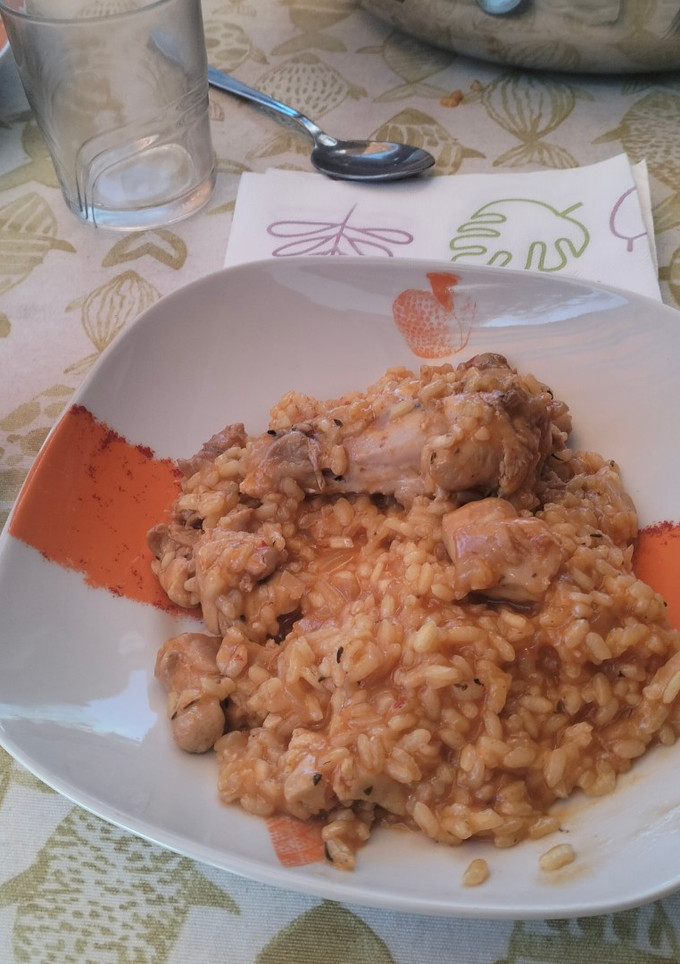 Una foto de Arroz meloso de pollo al ajillo