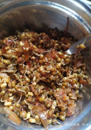 A picture of Sprouts salad.