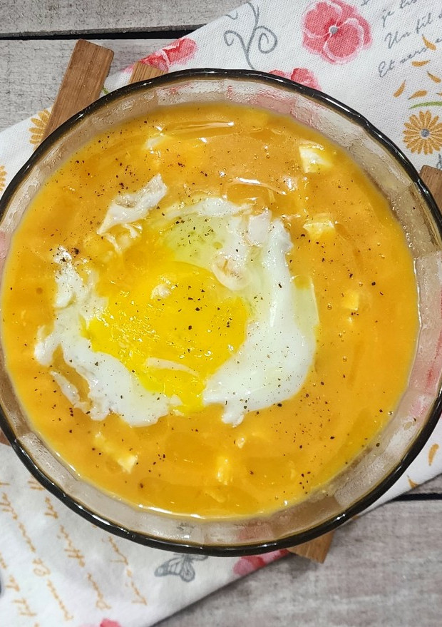 Una foto de 🍲🧀🥚Sopa salvadora de 4 ingredientes + sopa crema con queso y huevo 🥚🧀🍲