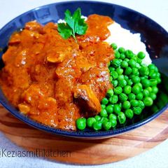 A picture of Butter chicken with pies and mashed potatoes.