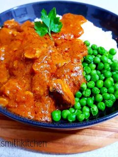 A picture of Butter chicken with pies and mashed potatoes.