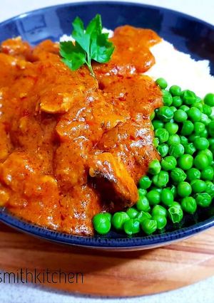 A picture of Butter chicken with pies and mashed potatoes.