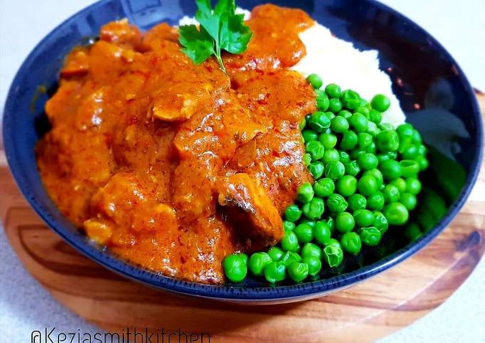 Butter chicken with pies and mashed potatoes