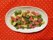 Una foto di gnocchi alla salvia e burro