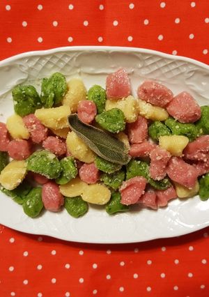 Foto di Gnocchi di patate colorati, burro e salvia