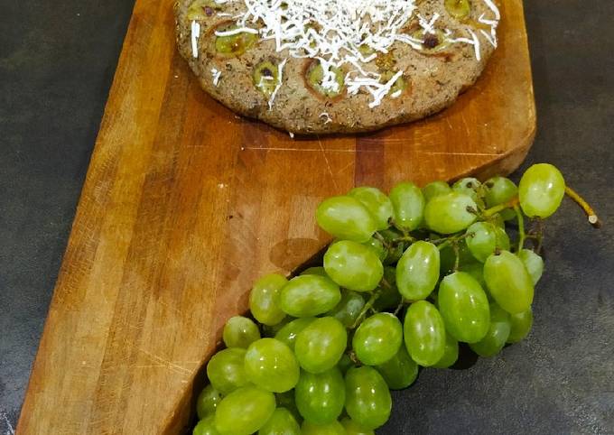 Focaccia di grano saraceno uva e cacioricotta