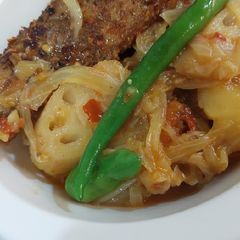 A picture of Fried fish with sabzi (sai bhaji).