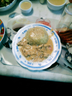 Una foto de Strogonoff de pollo y arroz al cilantro