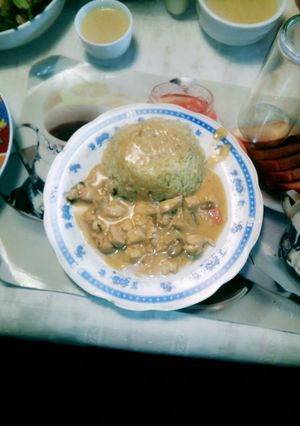 Una foto de Strogonoff de pollo y arroz al cilantro