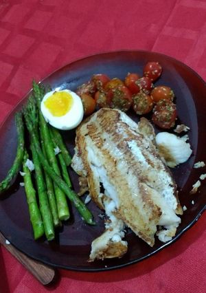 Una foto de Filet de merluza con tomates y espárragos