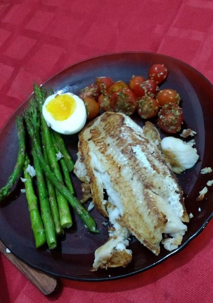 Una foto de Filet de merluza con tomates y espárragos