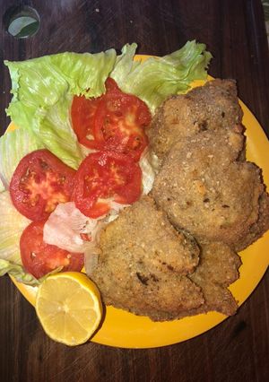 Una foto de Milanesa de peceto, con guarnición😋