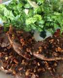 Peceto con ajo y castañas de cajú y ensalada verde con sardo