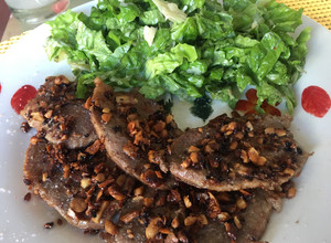 Una foto de Peceto con ajo y castañas de cajú y ensalada verde con sardo