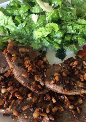 Una foto de Peceto con ajo y castañas de cajú y ensalada verde con sardo