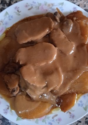 Una foto de Solomillo a la Soja con Patatas Panaderas y Champiñones