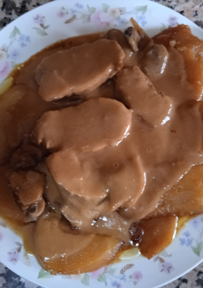 Una foto de Solomillo a la Soja con Patatas Panaderas y Champiñones