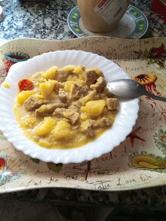 Una foto de Patatas guisadas con carne en olla gm